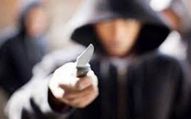 “Motochorros” asaltan con cuchillo a un joven y lo despojan de $ 5.000 y un celular