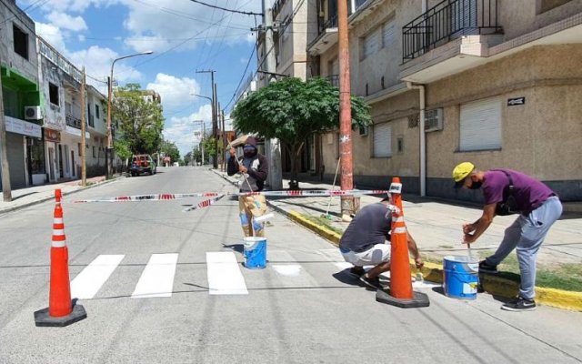 Trabajos de pintura en las sendas peatonales del casco céntrico de Las Termas de Río Hondo
