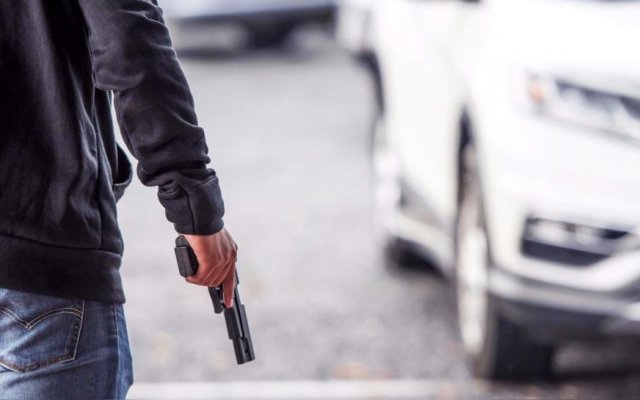 Barrio San Lorenzo: Golpea y encañona a su expareja en la calle, durante un violento asalto