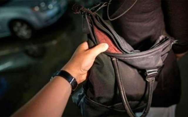 La Curva: Salvaje ataque de motochorros a una joven a la que golpearon y despojaron de sus pertenencias
