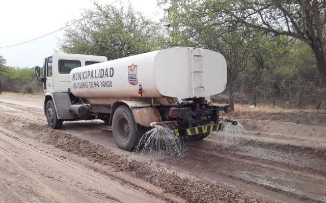 La Aguada: Mejoraron caminos y realizaron el riego al acceso al cementerio