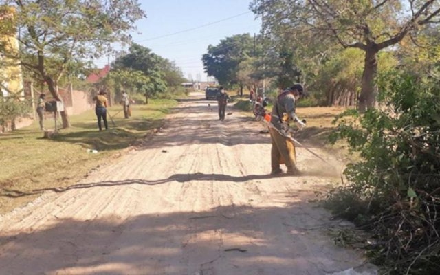 Barrio Usina: Realizan desmalezamiento y limpieza para erradicar microbasurales en baldíos y espacios públicos