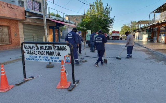 Personal de obras públicas realiza trabajos de bacheo integral en Barrio Mercantil