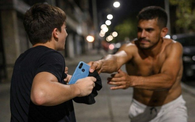 Barrio Agua Santa: Arrebatan el celular a un joven que se encontraba junto a un amigo
