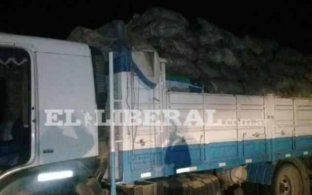 Tagamampa: Detienen a camioneros tucumanos que ingresaron clandestinamente a cargar carbón en Santiago del Estero
