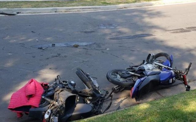 Microcentro: Viajaba junto a su pareja en moto, chocó y terminó hospitalizada