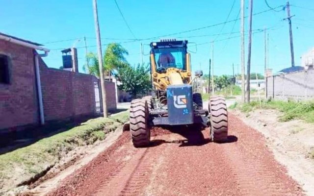 Barrio Herrera el Alto: Avanzan las obras en calles del barrio con nivelado, perfilado y colocación de piedra base