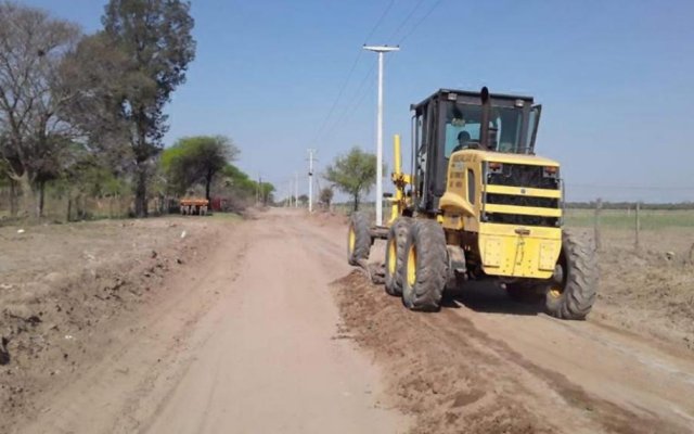 Ejecutan trabajos de nivelación y perfilado en el camino a La Reserva