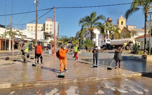 Desinfectan el microcentro de la ciudad de Las Termas de Río Hondo