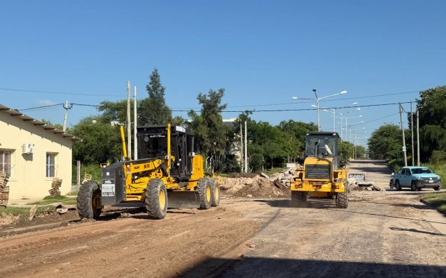Sector el Alto: Avance en el nivelado de calles en Las Termas de Río Hondo